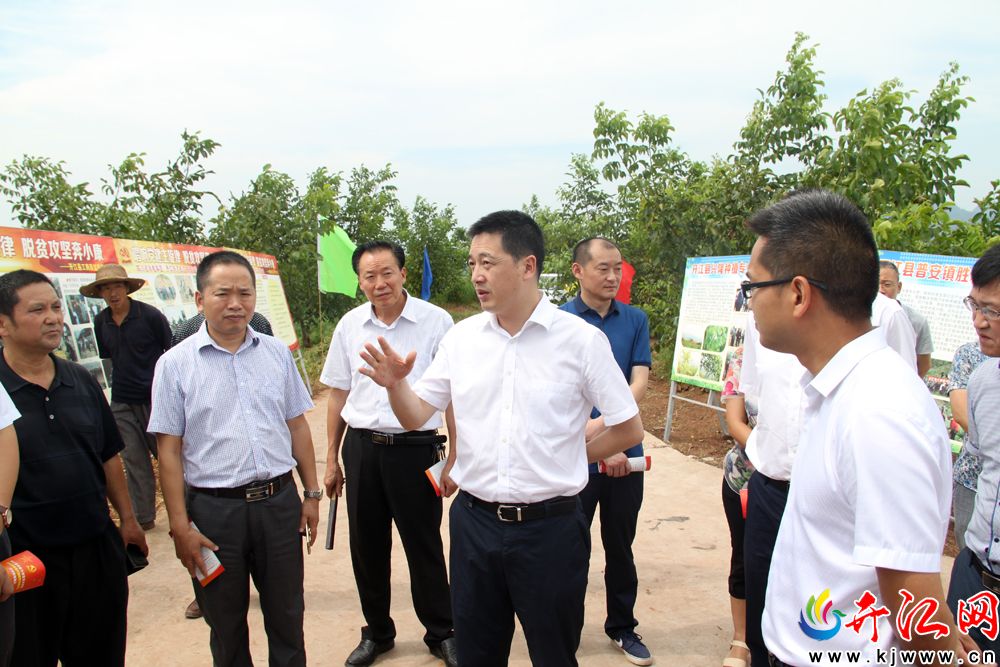 县委副书记,代理县长周建平主持会议,县委书记罗建出席会议并作重要