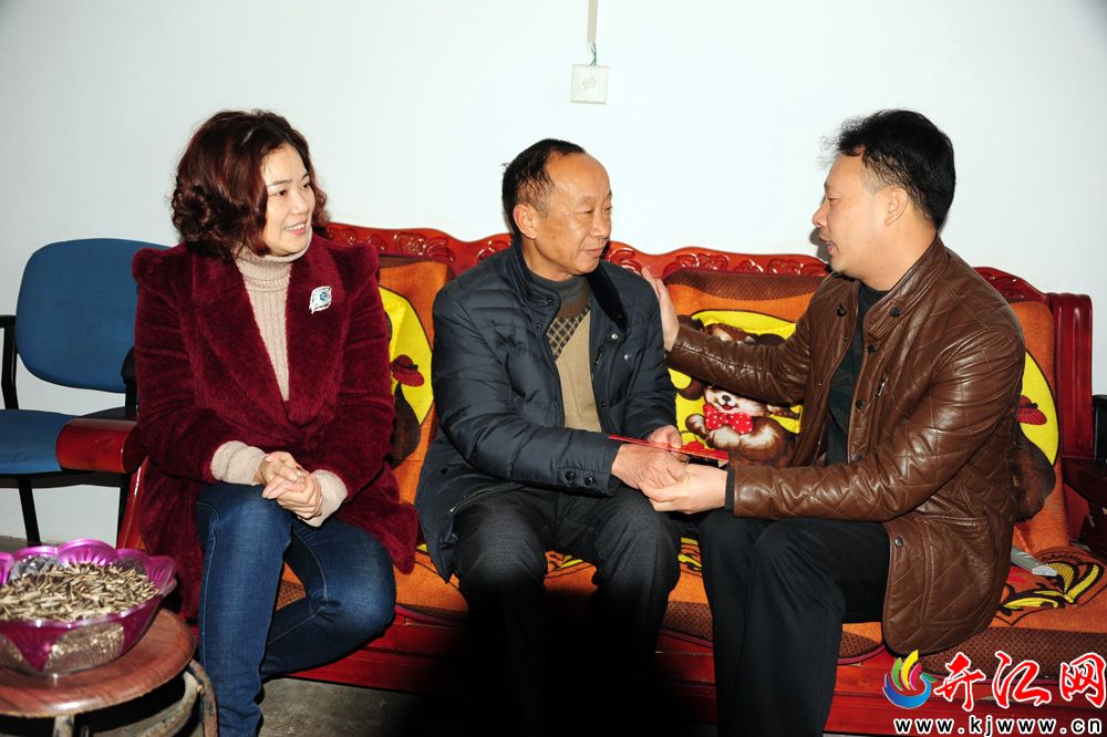 孙曼丽到长岭镇,拔妙镇送温暖