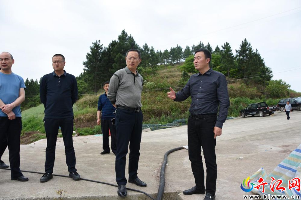 宝石桥水库副库长周忠平深入库区调研