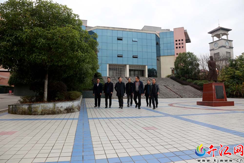 罗建到开江中学作主题报告
